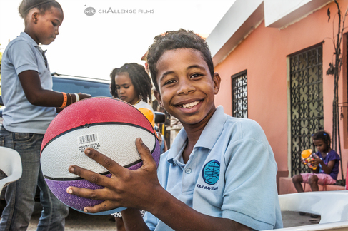 Regalos Musica - Nene con su bola de basket nueva